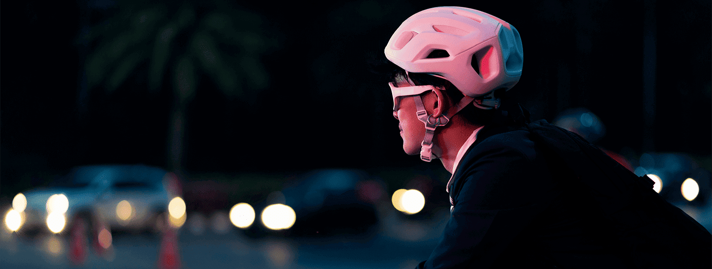 joven montando bicicleta con dispositivo bigo,  que es bigo, señalizacion luminosa para ciclistas, luces led para ciclistas